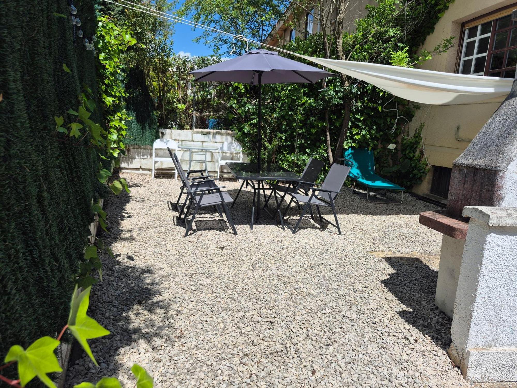 Cool Basement Studio In Hosts House With Private Terrace And Bbq Zizur Mayor Zimmer foto